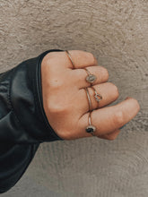 Afbeelding in Gallery-weergave laden, GOLD SIMPLE RELIEF RING
