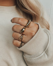 Afbeelding in Gallery-weergave laden, GOLD CHUNKY CHARM RING
