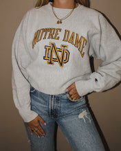 Afbeelding in Gallery-weergave laden, VINTAGE CHAMPION NOTRE DAME SWEATSHIRT
