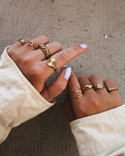 Afbeelding in Gallery-weergave laden, GOLD A-BIT-TWISTED RING
