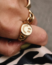 Afbeelding in Gallery-weergave laden, GOLD SMILEY FACE SIGNET RING
