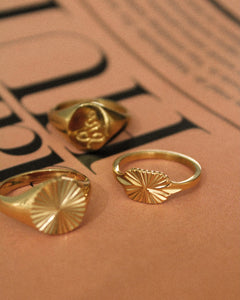 GOLD GOLDEN HOUR SIGNET RING