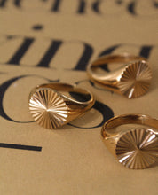 Afbeelding in Gallery-weergave laden, GOLD SUNRISE SIGNET RING
