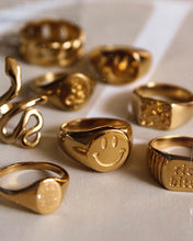 Afbeelding in Gallery-weergave laden, GOLD SMILEY FACE SIGNET RING
