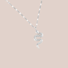 Afbeelding in Gallery-weergave laden, SILVER SUCH A SNAKE NECKLACE
